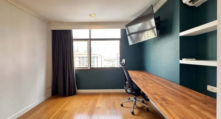 For rent 3 bedrooms condo in Khlong Toei, Bangkok