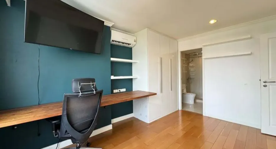For rent 3 bedrooms condo in Khlong Toei, Bangkok