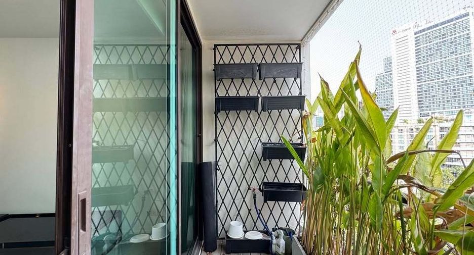 For rent 3 bedrooms condo in Khlong Toei, Bangkok