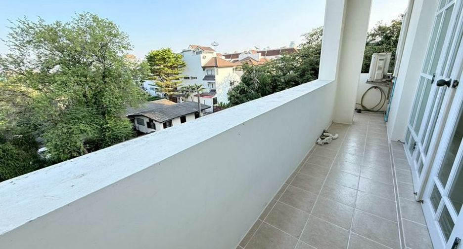 For rent 5 bedrooms house in Watthana, Bangkok