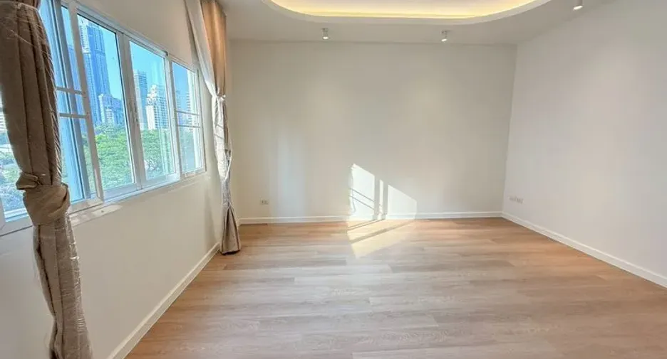 For rent 5 bedrooms house in Watthana, Bangkok