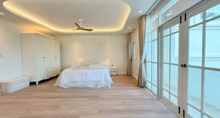 For rent 5 bedrooms house in Watthana, Bangkok