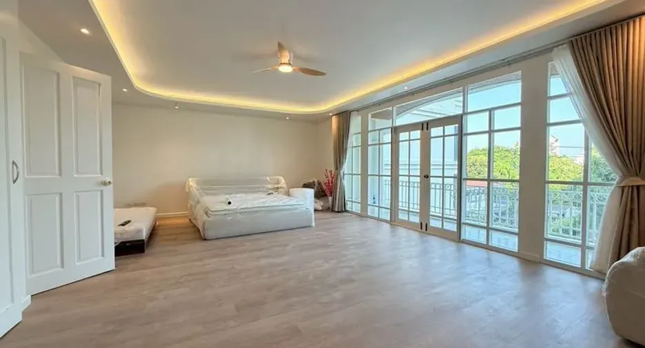 For rent 5 bedrooms house in Watthana, Bangkok