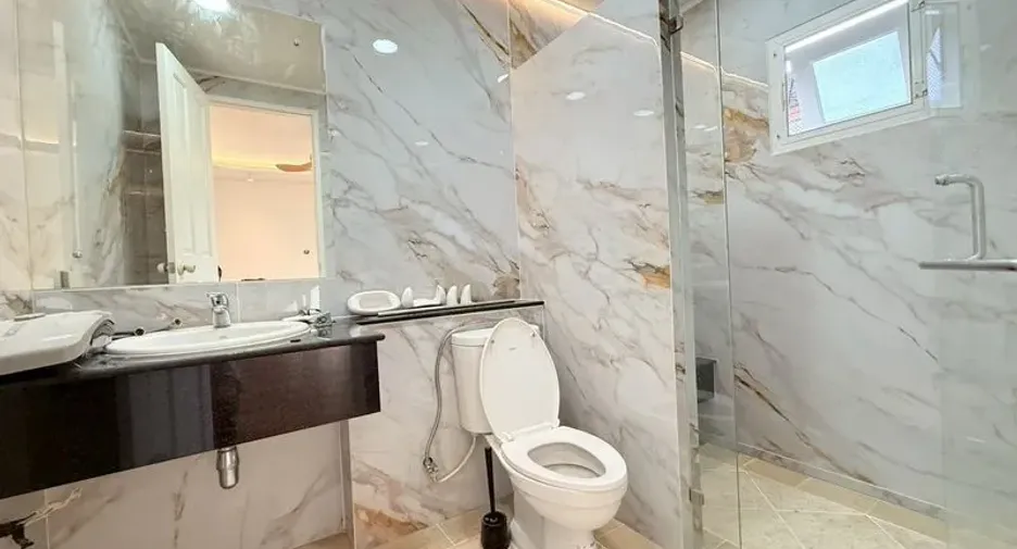 For rent 5 bedrooms house in Watthana, Bangkok