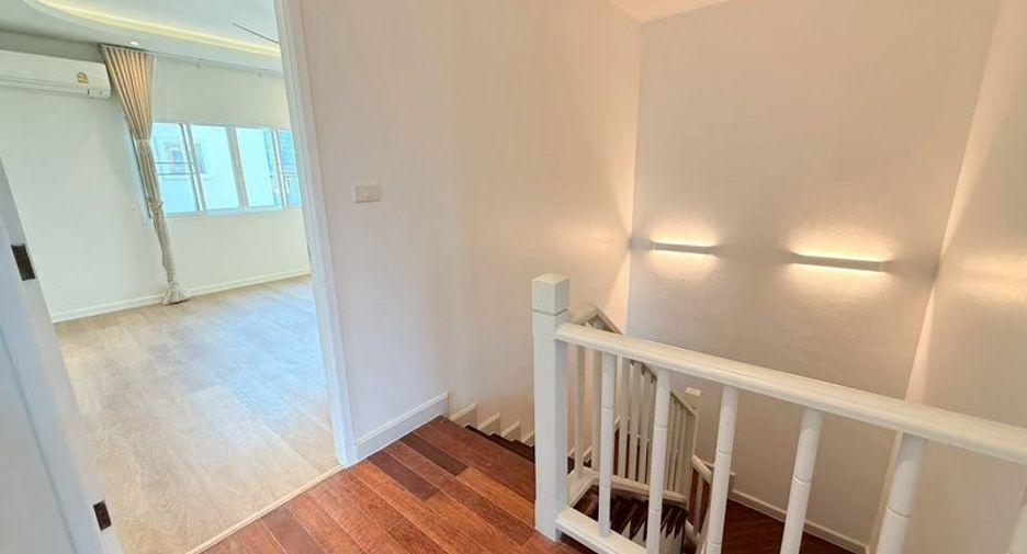 For rent 5 bedrooms house in Watthana, Bangkok