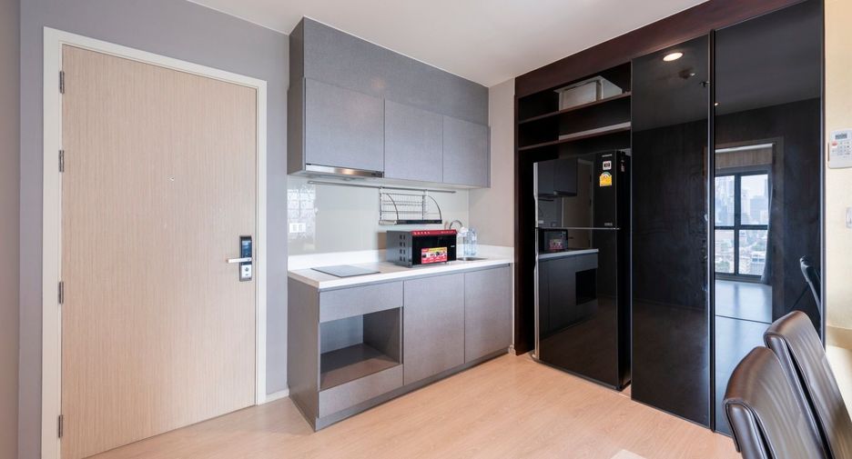For rent 2 bedrooms condo in Huai Khwang, Bangkok