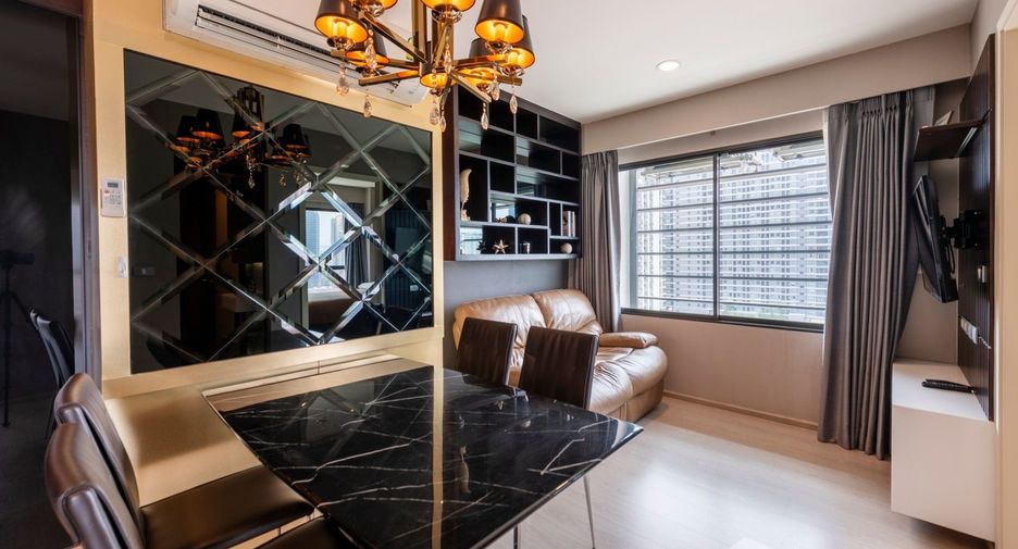 For rent 2 bedrooms condo in Huai Khwang, Bangkok