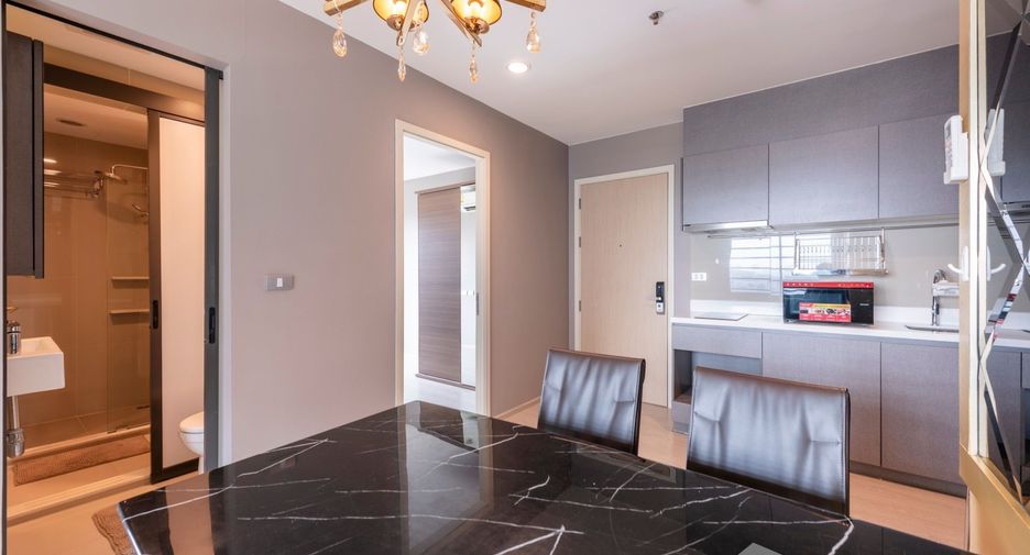 For rent 2 bedrooms condo in Huai Khwang, Bangkok