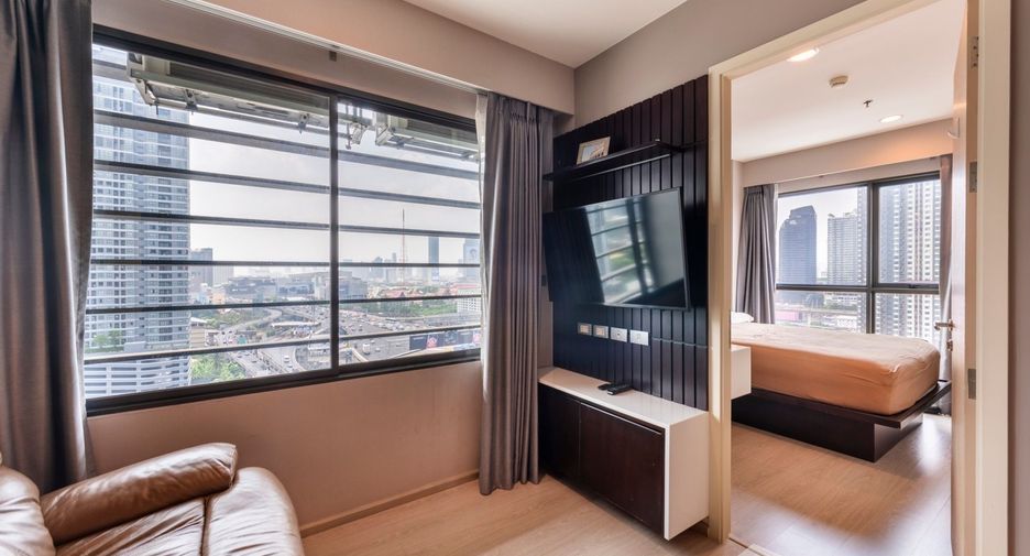 For rent 2 bedrooms condo in Huai Khwang, Bangkok