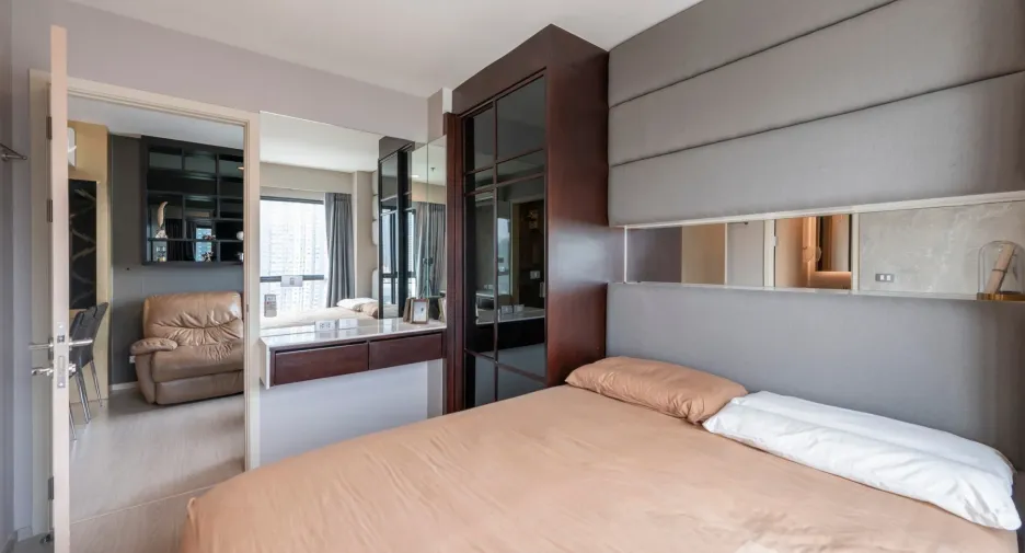 For rent 2 bedrooms condo in Huai Khwang, Bangkok