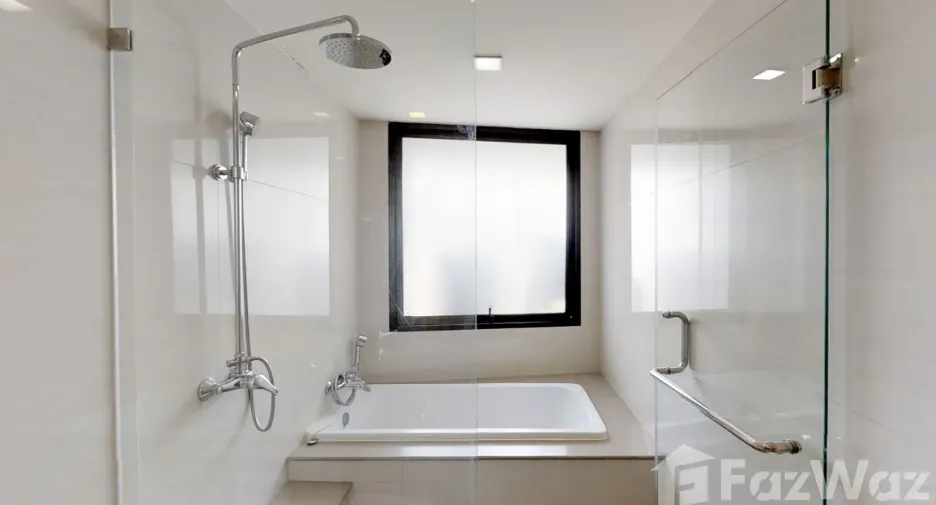 Apartamento en alquiler de 3 habitaciones en Khlong Toei, Bangkok