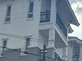 出租 3 卧室 联排别墅 在 Watthana, 曼谷