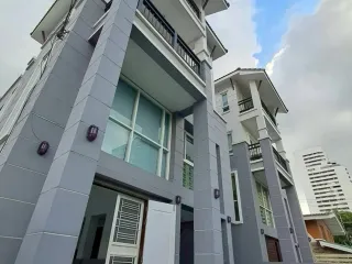 出租 3 卧室 联排别墅 在 Watthana, 曼谷