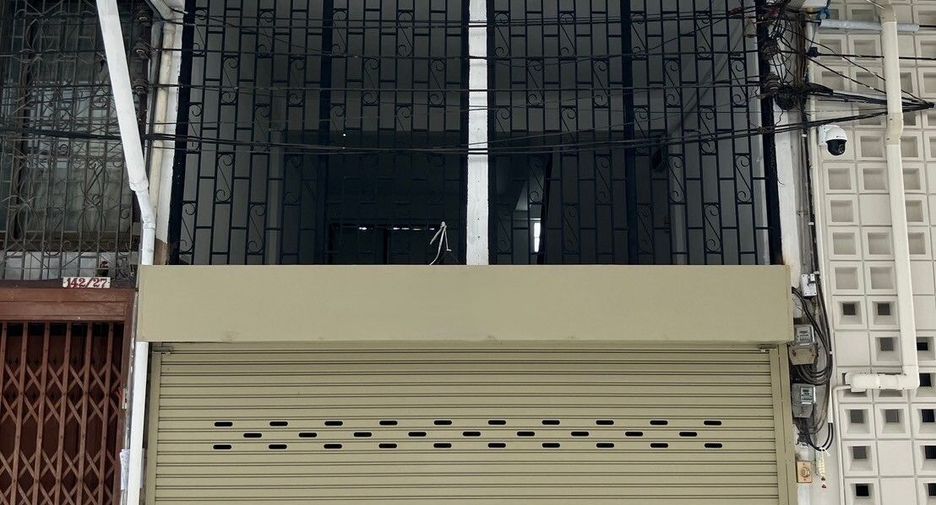 For rent 4 bedrooms townhouse in Bang Rak, Bangkok