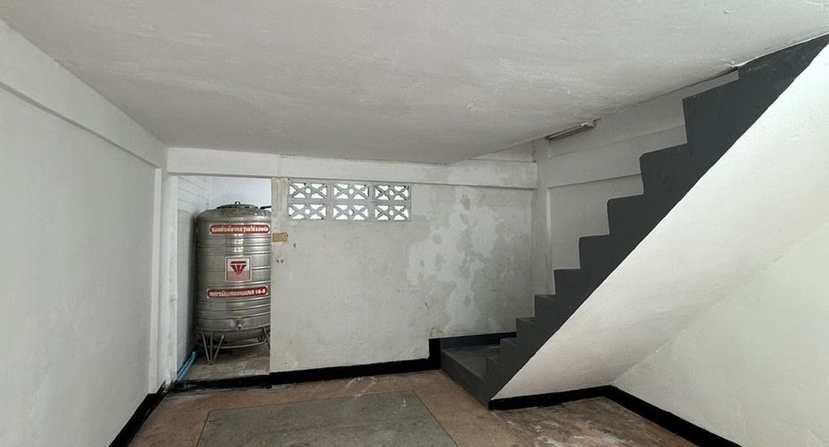 For rent 4 bedrooms townhouse in Bang Rak, Bangkok