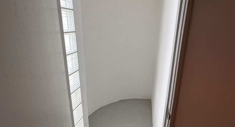 For rent 2 bedrooms apartment in Sathon, Bangkok