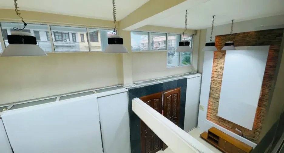 For rent 1 bed retail Space in Huai Khwang, Bangkok