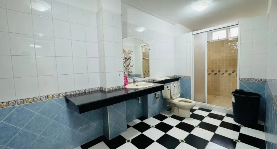 For rent 1 bed retail Space in Huai Khwang, Bangkok