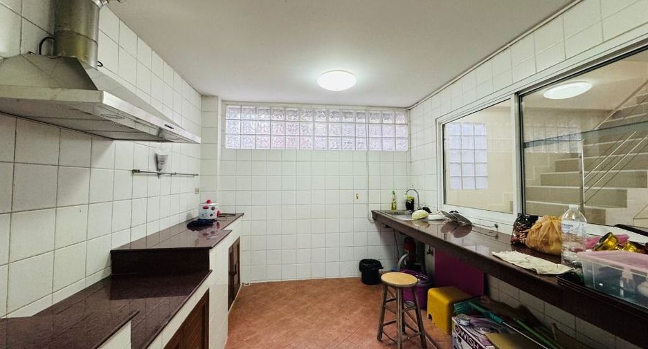 For rent 1 bed retail Space in Huai Khwang, Bangkok
