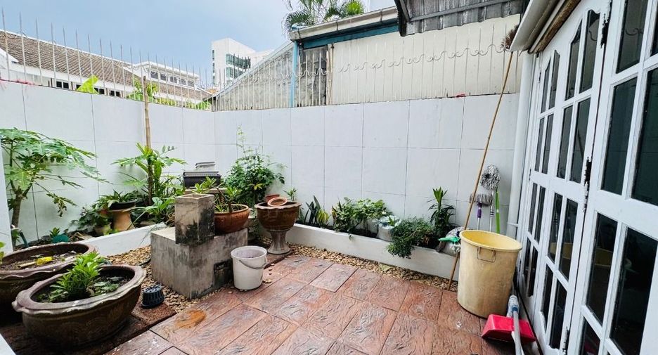 For rent 1 bed retail Space in Huai Khwang, Bangkok
