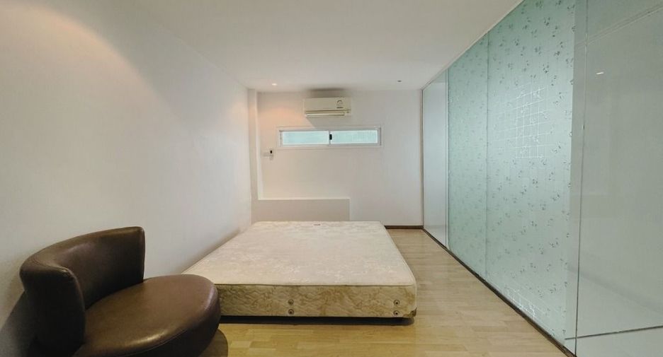 For rent 1 bed retail Space in Huai Khwang, Bangkok