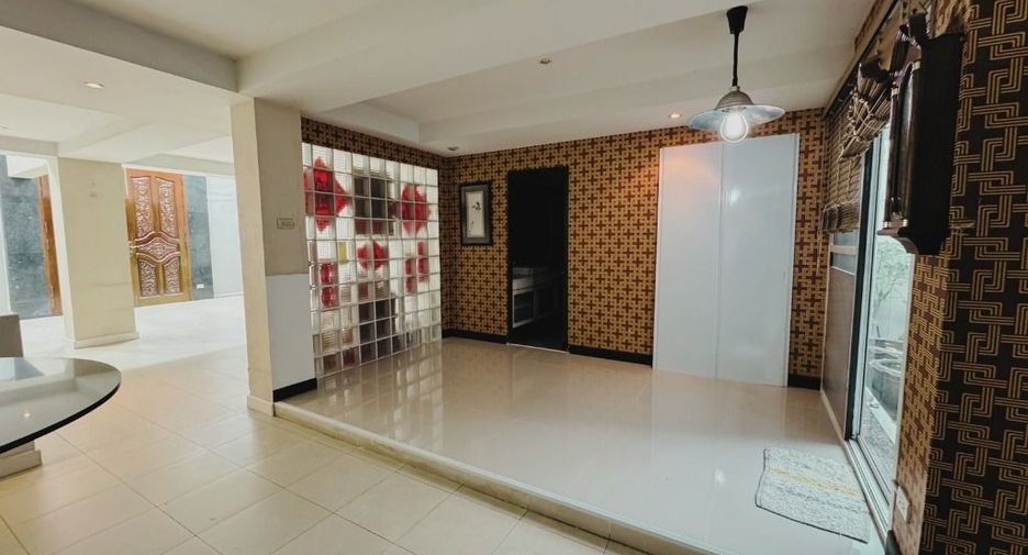 For rent 1 bed retail Space in Huai Khwang, Bangkok