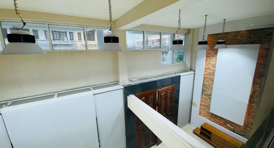 For rent 1 bed retail Space in Huai Khwang, Bangkok