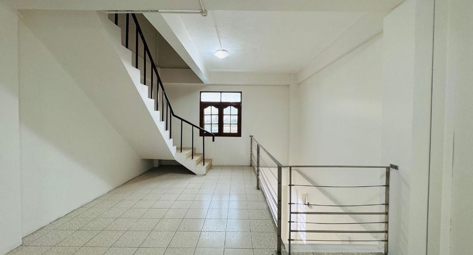For rent 1 bed retail Space in Huai Khwang, Bangkok