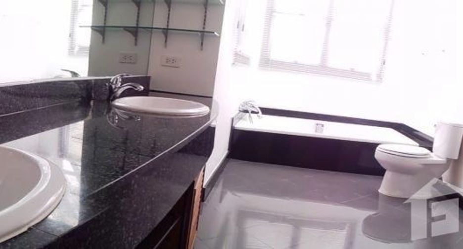 Condo en alquiler de 3 habitaciones en Sathon, Bangkok