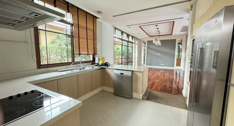 For rent 4 bedrooms villa in Watthana, Bangkok