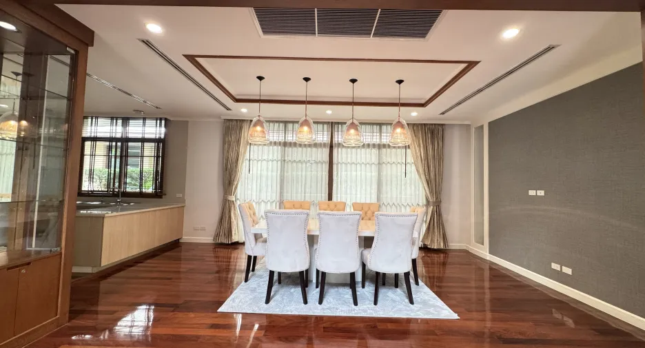For rent 4 bedrooms villa in Watthana, Bangkok