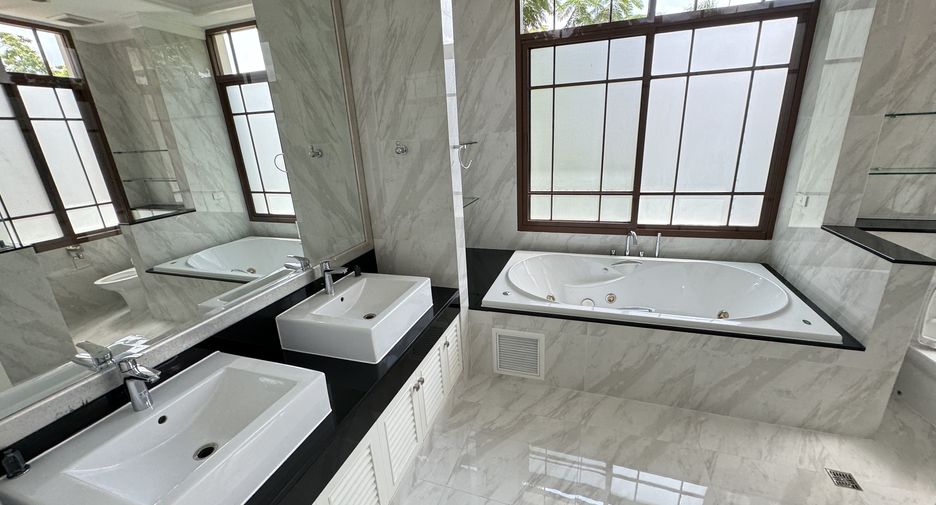 For rent 4 bedrooms villa in Watthana, Bangkok
