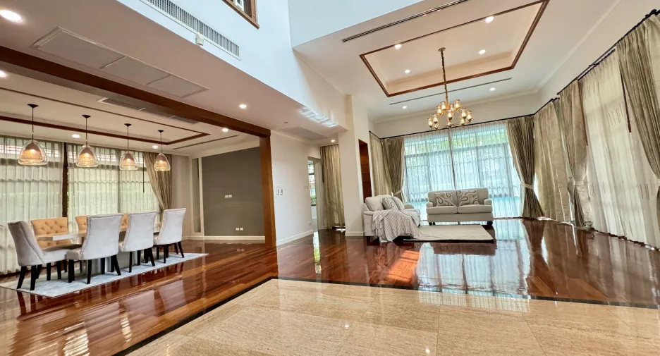 For rent 4 bedrooms villa in Watthana, Bangkok