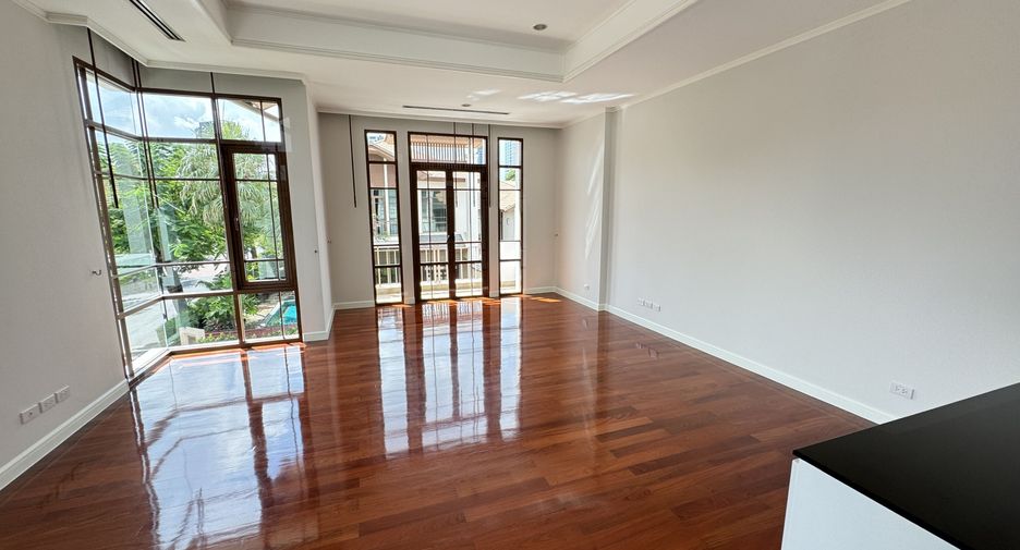 For rent 4 bedrooms villa in Watthana, Bangkok