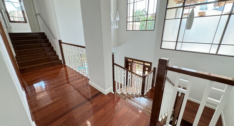 For rent 4 bedrooms villa in Watthana, Bangkok