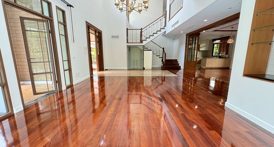 For rent 4 bedrooms villa in Watthana, Bangkok