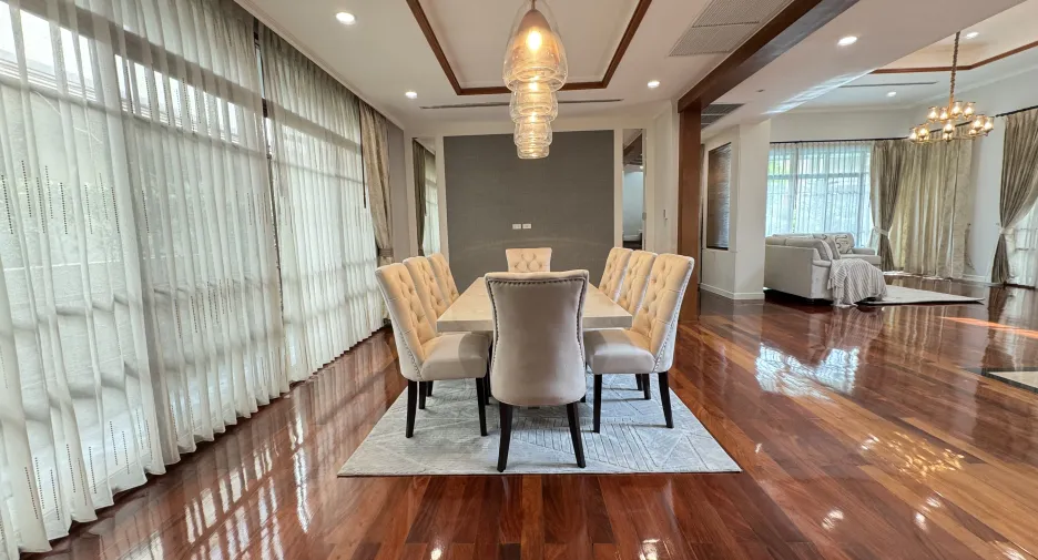 For rent 4 bedrooms villa in Watthana, Bangkok