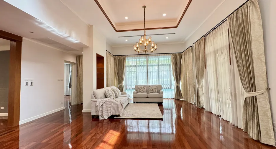 For rent 4 bedrooms villa in Watthana, Bangkok