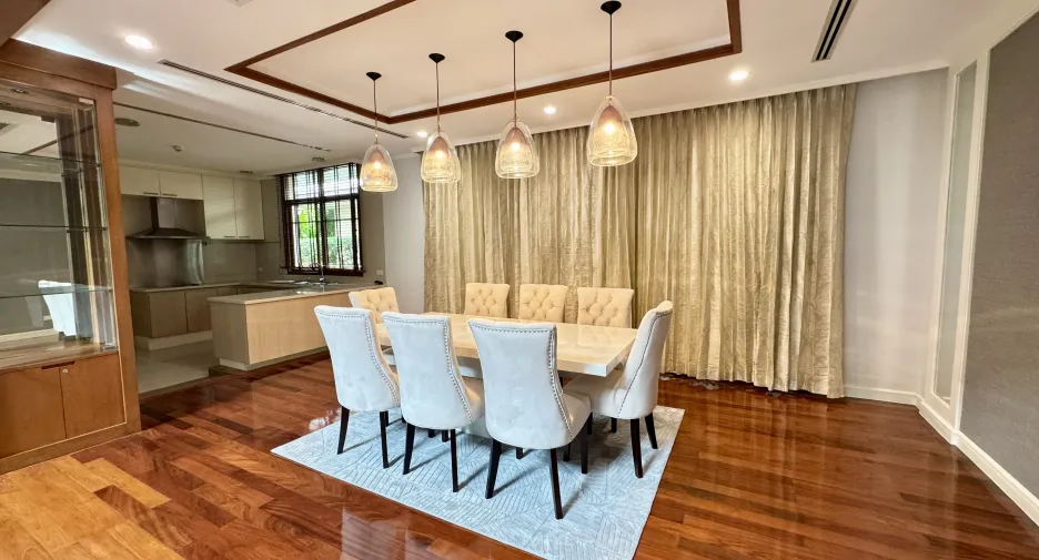 For rent 4 bedrooms villa in Watthana, Bangkok