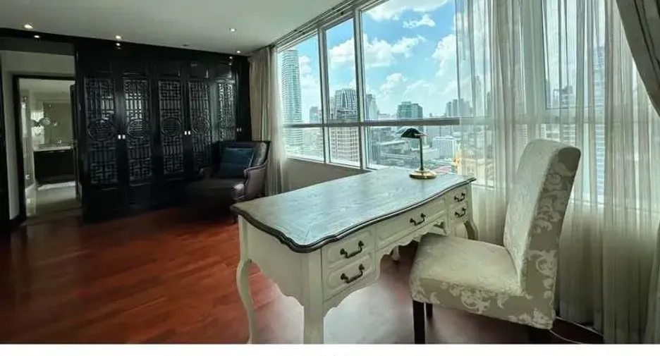 For rent 3 bedrooms condo in Pathum Wan, Bangkok