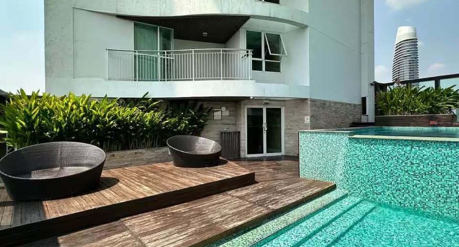For rent 3 bedrooms condo in Pathum Wan, Bangkok