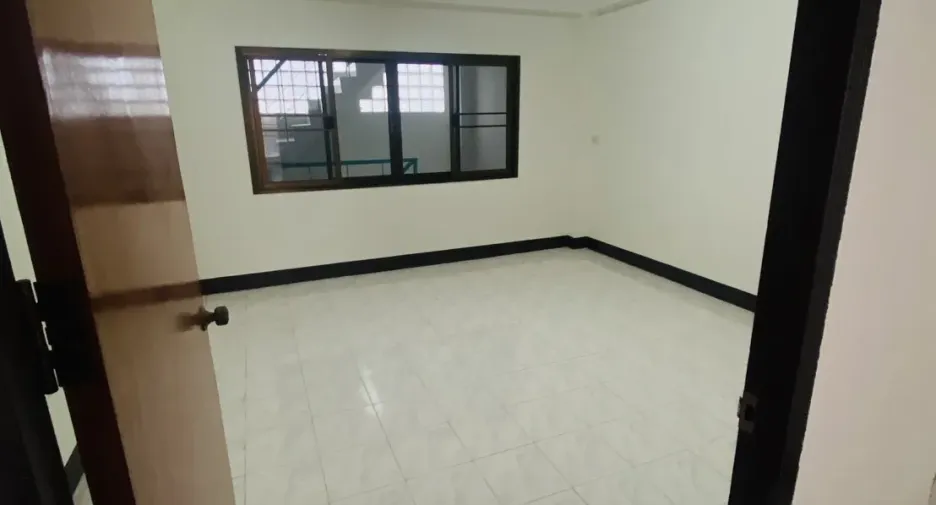 For rent 4 bedrooms retail Space in Don Mueang, Bangkok