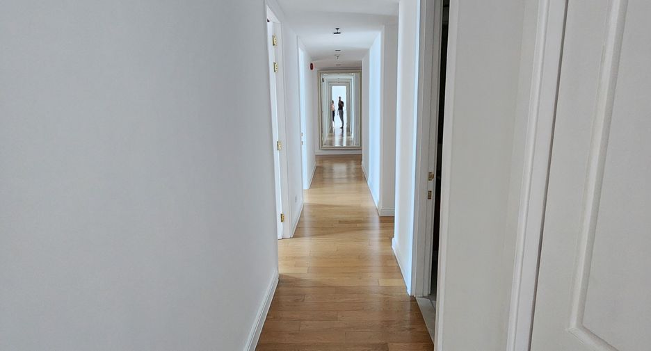 For rent 4 bedrooms condo in Pathum Wan, Bangkok