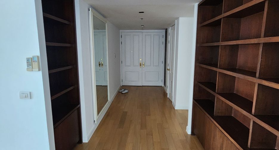 For rent 4 bedrooms condo in Pathum Wan, Bangkok