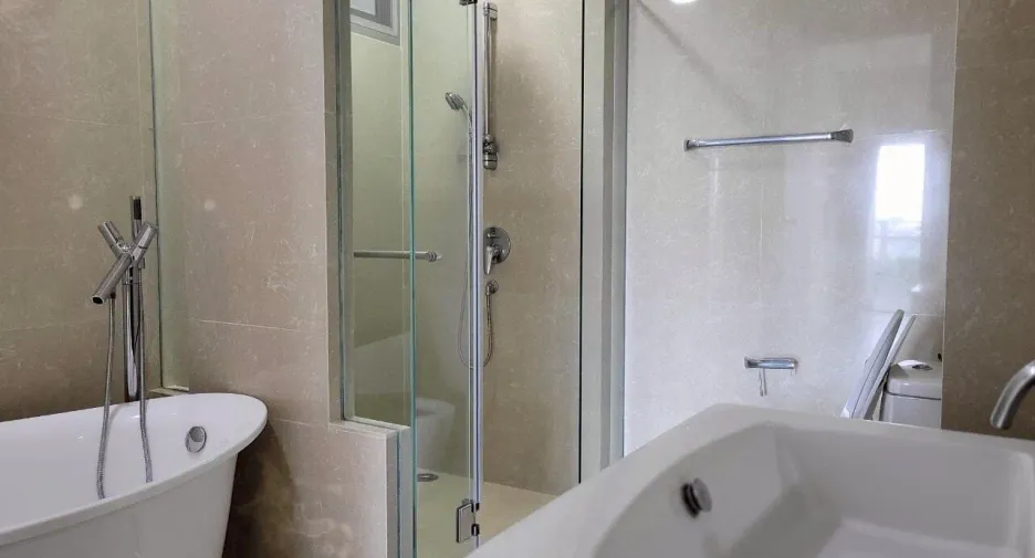 For rent 3 bedrooms condo in Khlong Toei, Bangkok
