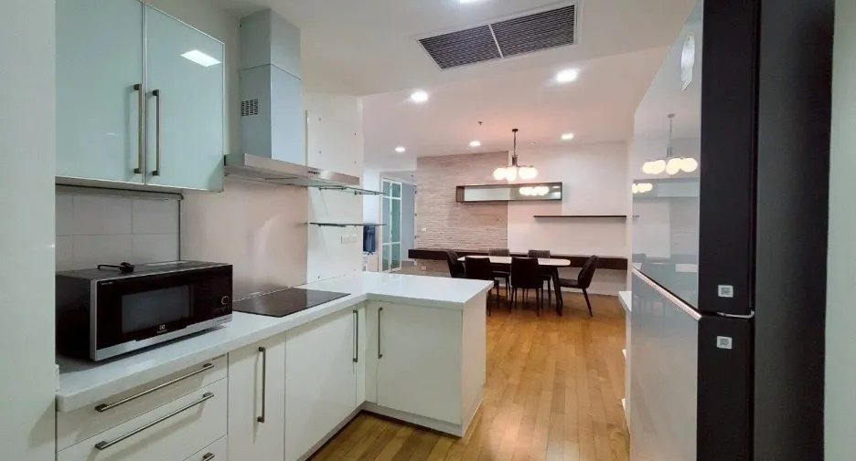 For rent 3 bedrooms condo in Khlong Toei, Bangkok