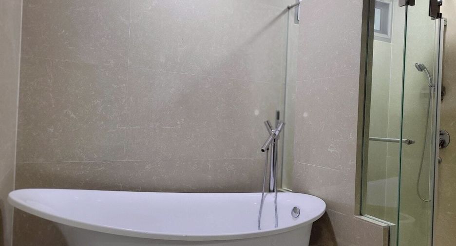 For rent 3 bedrooms condo in Khlong Toei, Bangkok