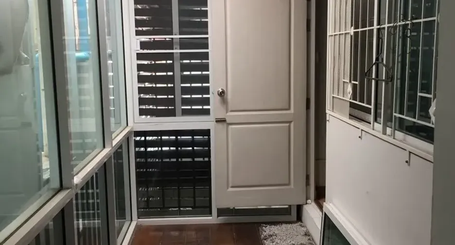 For rent 5 bedrooms townhouse in Saphan Sung, Bangkok