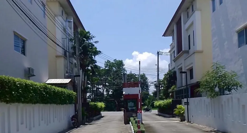 For rent 5 bedrooms townhouse in Saphan Sung, Bangkok