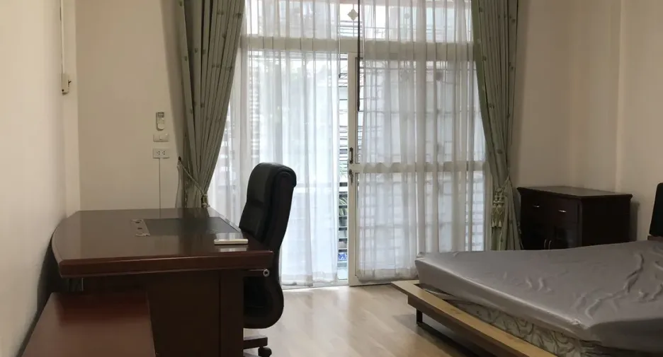 For rent 5 bedrooms townhouse in Saphan Sung, Bangkok